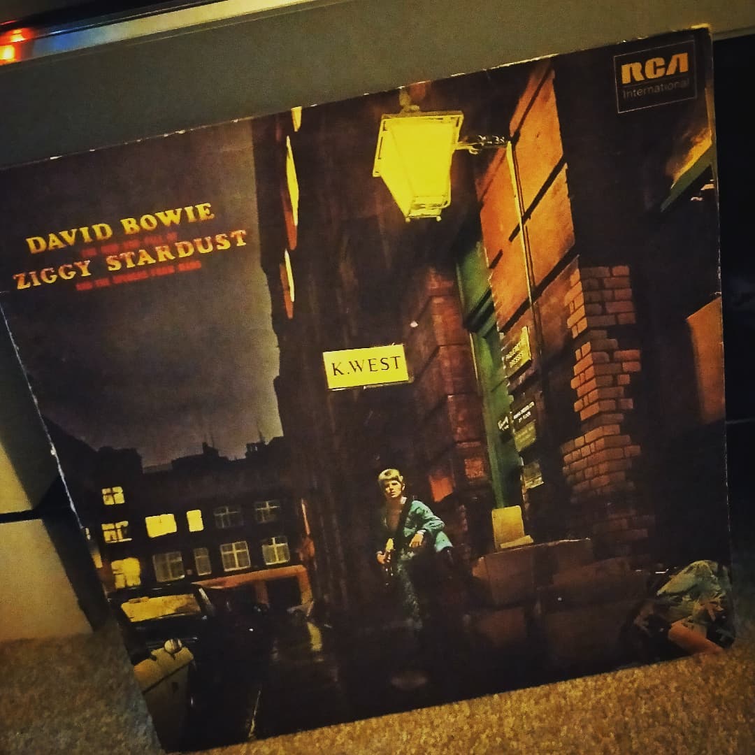 Album 3 of NYE Rock extravaganza haha: @davidbowie The Rise and Fall of Ziggy Stardust and the Spiders from Mars.

Stone cold classic. ☠️

#vinylofinstagram #vinylcollection #vinylcommunity  #vinyl #records #recordcollector #recordcollection #nye #newyearseve #davidbowie #ziggystardust
